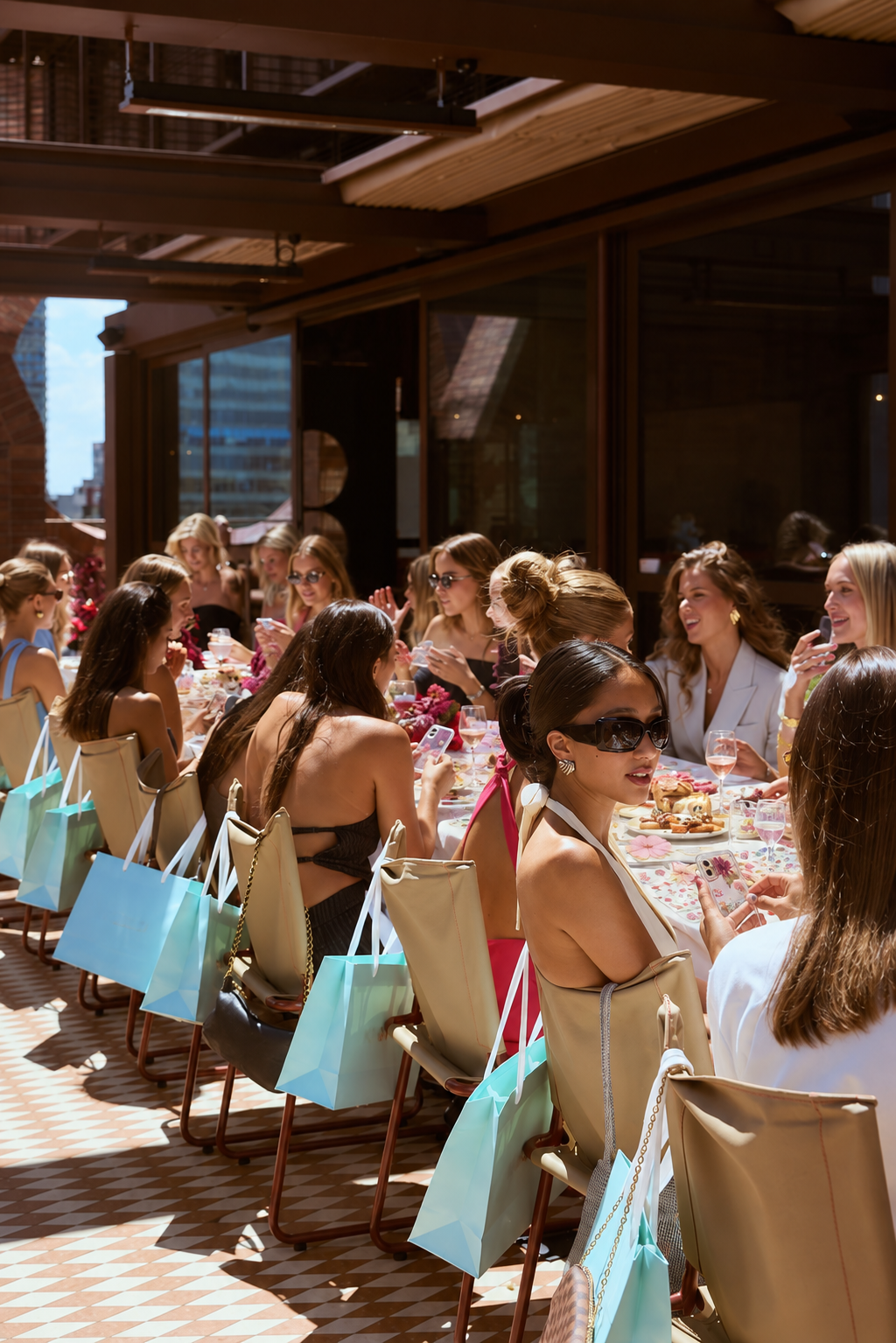 Merkevent met een lange tafel vol gasten en cadeautasjes voor een hoesjesworkshop