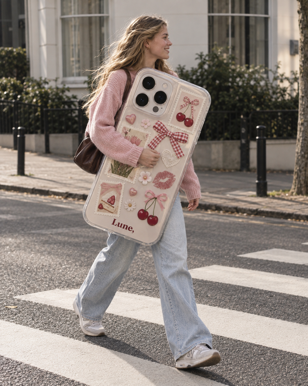 Girly-stijl: vrouw op een zebrapad met een hoesje vol strikken, kersen en kusjes