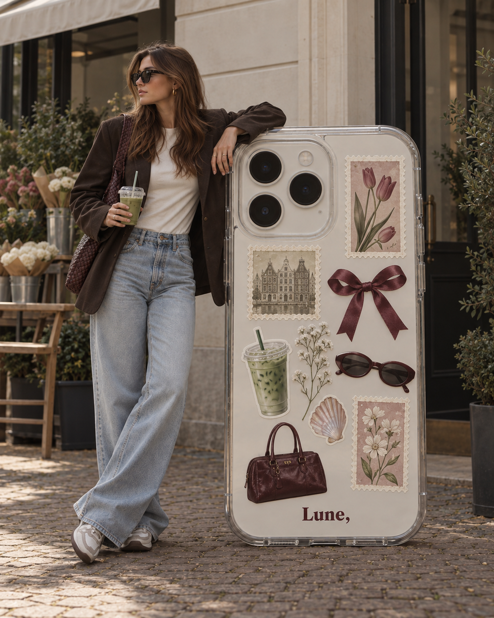 Trendy-stijl: hoesje met een strik, een tas, een zonnebril en matcha naast een vrouw in spijkerbroek